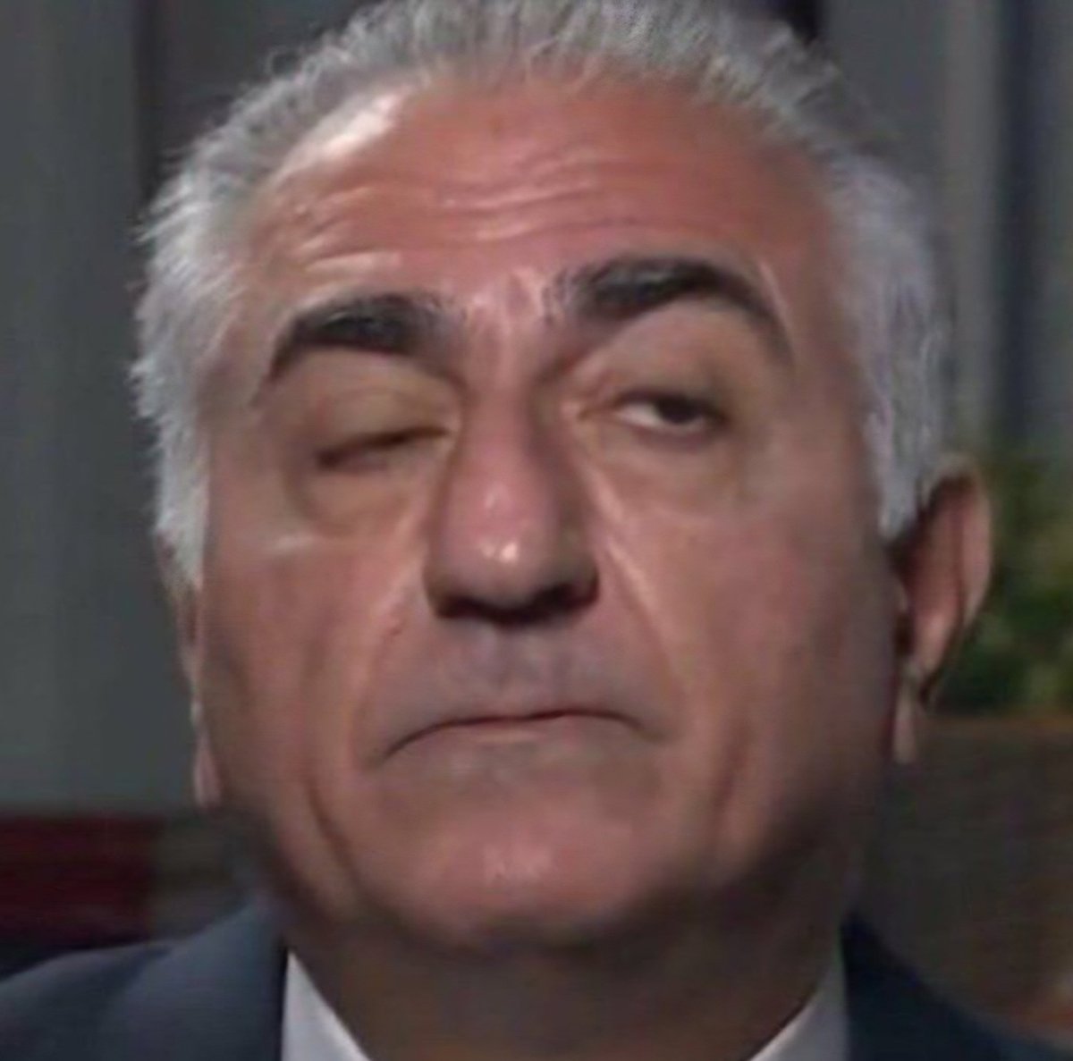 AlaSuhbat's tweet photo. چهره واقعی یک جنایتکار.
سخنان تهدید آمیز شاه خود خوانده مجازی

کسی که پیش از رسیدن به قدرت، مخالفانش را تهدید می‌کند،
اگر به قدرت برسد با مردم چه خواهد کرد؟
ایران فردا با تهدید ساخته نمی‌شود.
دموکراسی یعنی حق مخالفت، نه تعیین «خط قرمز» برای مردم. https://t.co/9kPzQGAl7K
