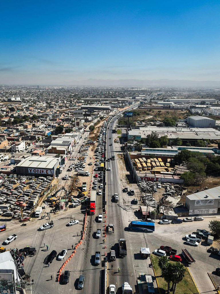 RGC_Mx's tweet photo. ¡El cambio no se va hasta dejar a San Luis Potosí como nuevo! 💚

Hoy arrancamos el paso a desnivel en la Arena Potosí, una obra que va a mejorar la movilidad de nuestra capital y que demuestra que, después de más de 30 años de una herencia maldita que dejó al estado detenido, hoy las obras sí se ven y sí se sienten.

Aquí venimos a trabajar y a cumplirle a la gente. 💪🏻🛣️

#ElCambioQueSeVive #PotosiSinLimites #SLP #arenapotosi