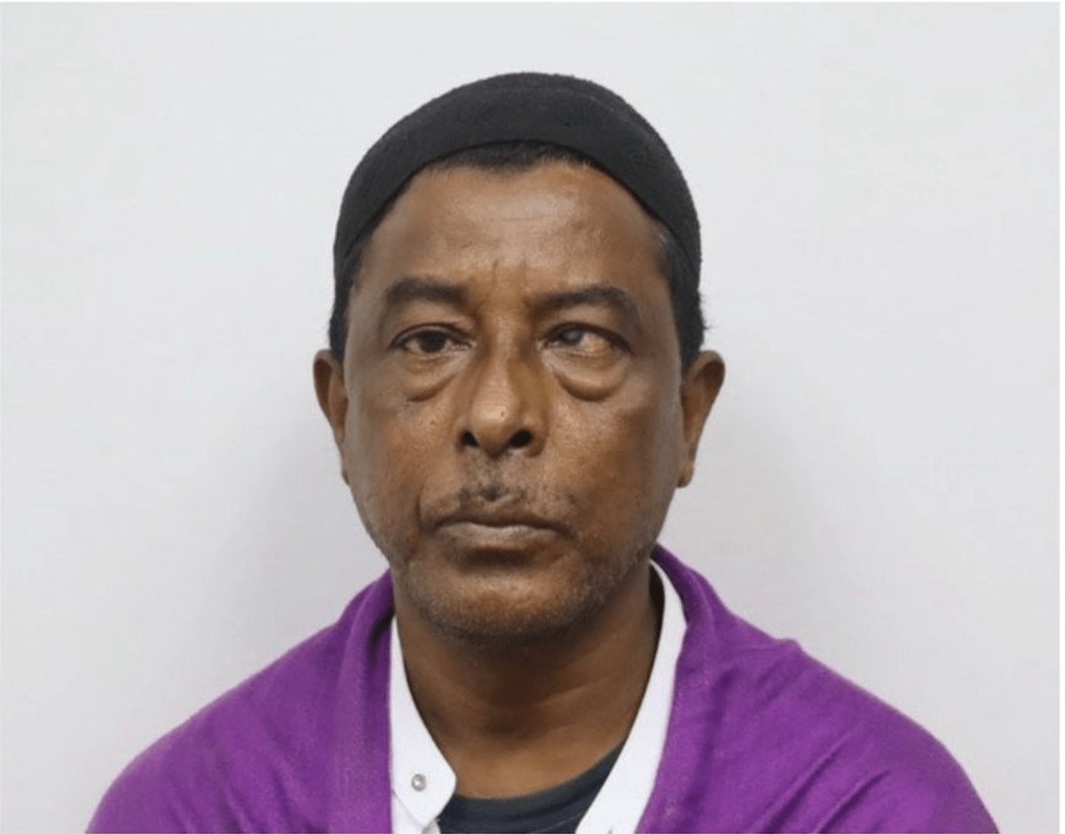 JFranAlbert's tweet photo. Es Nurul Amin Shah, un refugiado ciego que vivía en EE. UU. Fue detenido por la patrulla fronteriza.

Al comprobar que no podían deportarlo, lo dejaron a 5 millas de su casa.

Sin bastón, solo, ciego. No avisaron a nadie de su liberación.

Murió intentando regresar a casa.

Esta es la deshumanización institucional que trae el trumpismo.