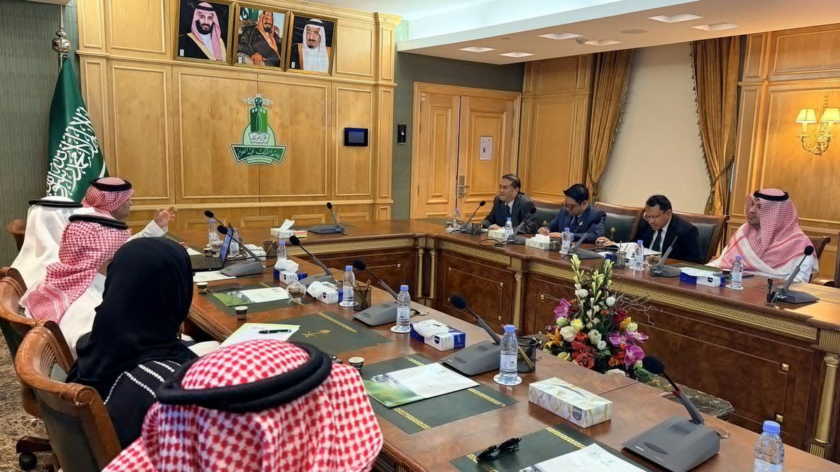 AnasAlsulami's tweet photo. استقبلت #جامعة_الملك_عبدالعزيز ممثلةً بـ #كلية_الدراسات_البحرية القنصل العام لمملكة #تايلند بانبوث أوجن، في زيارة رسمية جرى خلالها بحث آفاق التعاون الأكاديمي والبحثي، ومناقشة فرص الشراكات الدولية وتبادل الخبرات بما يسهم في تطوير الدراسات #البحرية وتعزيز الحضور الدولي للكلية. https://t.co/A4cfvLlQmV