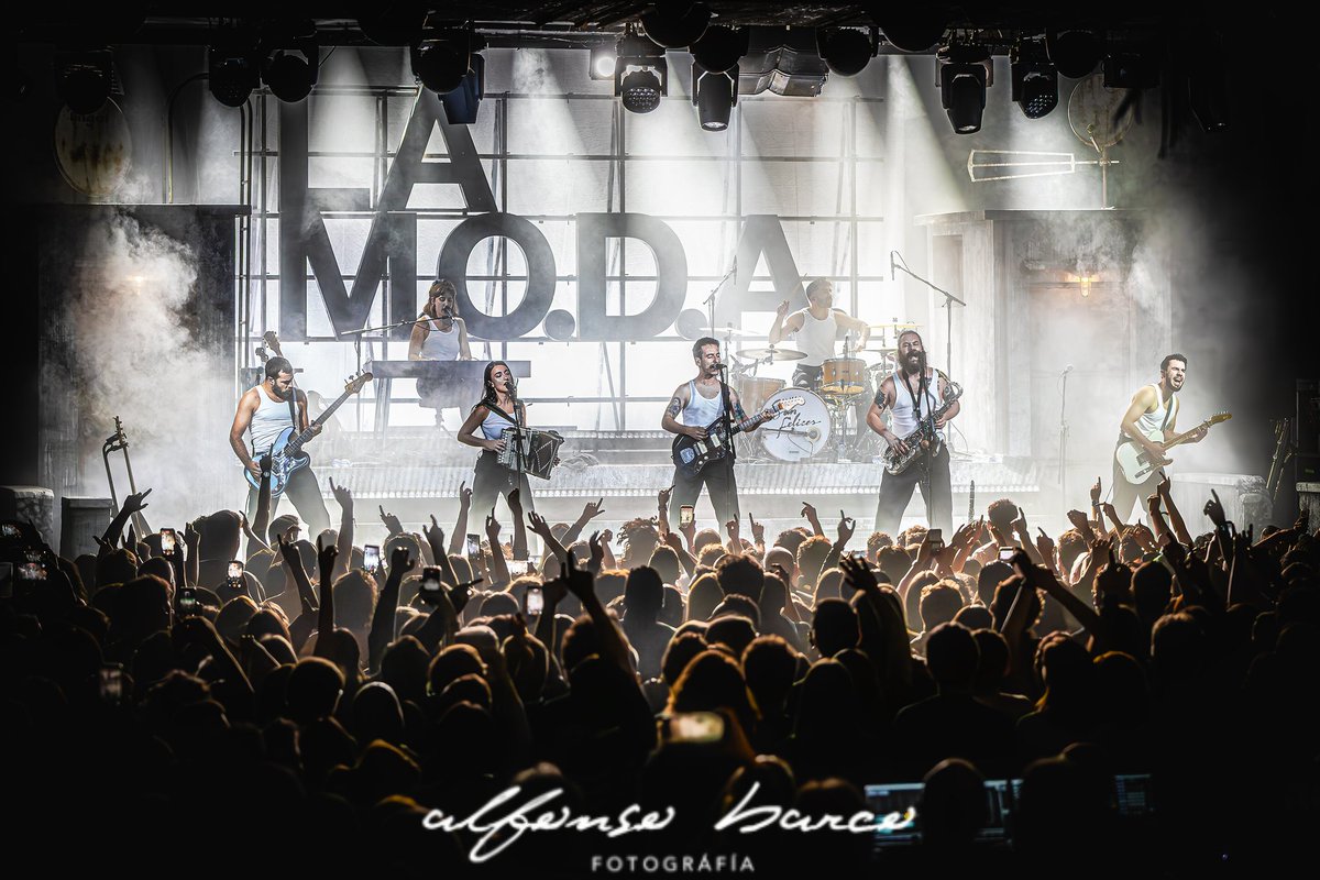 albarcomartin's tweet image. Un concierto de La Maravillosa Orquesta del Alcohol - La MODA Es como un gol en el descuento que nace de las entrañas y llega a tu corazón, y hoy toca goleada.
#photooftheday #lamoda #Madrid