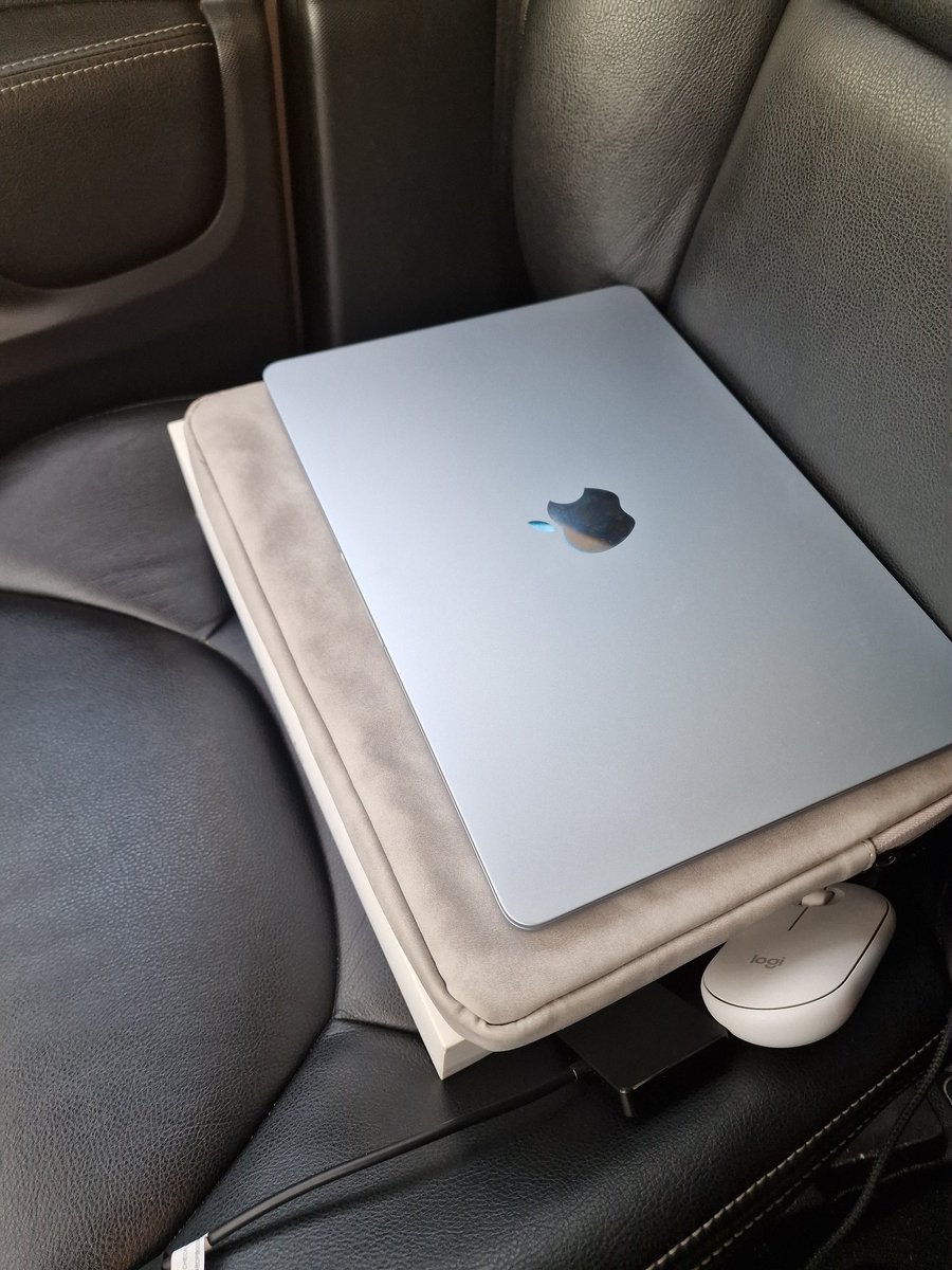 imercury989's tweet photo. @lemon_dieu Nadje se po nekad. Ja pre nedelju dana na it berzi na fejsu od coveka kupio m4 air 24gb rama i 512 hard sa 50 ciklusa punjenja sa jos 6 meseci garancije uzeo za 1000e i dobio sve u kutiji plus torbicu, mis i hub. Treba pratiti i naleteti. https://t.co/PgXrud5iyr