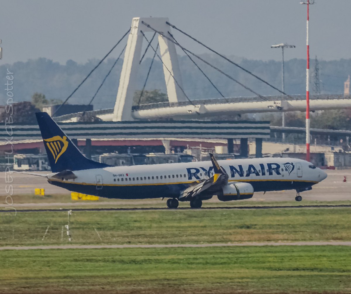 JosephLXGBSpot's tweet image. Captured a smooth touchdown for this Ryanair Boeing 737-8AS! ✈️🇮🇹

After a journey from Berlin Brandenburg (BER), registration 9H-QBZ makes its presence known on the tarmac at Milan Malpensa (MXP).

#Ryanair #Boeing737 #MilanMalpensa #AviationPhotography #PlaneSpotting