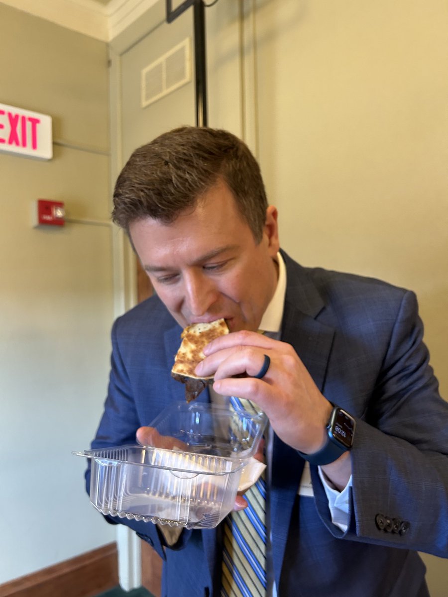 billvancamp's tweet image. A true friend acts selflessly. Noticing the pink hue in @DougAbraham1 cheeks, @DrewDuncan4 gives up his remaining quesadilla.  #nomayo #nolineskipped #dougeats