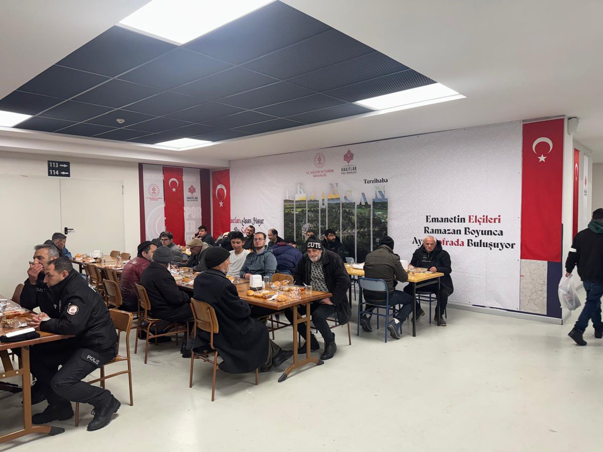 ErzurumVakiflar's tweet photo. 📍 Erzincan Terzibaba Sofrası - Erzincan Mengücek Gazi Eğitim ve Araştırma Hastanesi 

Vakıf geleneğimizin asırlardır yaşattığı paylaşma ruhuyla, iftar programlarımızın 8. gününde de gönül sofralarımızda vatandaşlarımızla bir araya geldik. Aynı ezanla orucumuzu açtık, aynı duaya “âmin” dedik.

Soframıza teşrif eden kıymetli vatandaşlarımıza teşekkür ediyor, birlik ve beraberlik içinde nice sofralarda buluşmayı temenni ediyoruz.

📍 Erzurum - Nene Hatun Sofrası
📍 Erzincan - Terzibaba Sofrası
📍 Bayburt - Dede Korkut Sofrası (Taşhan Bedesten)
📍 Ağrı - Hanibaba Sofrası (Şazeli Kafe Restaurant)
📍 Kars - Harakani Sofrası (İstasyon Camii Kültür ve Taziye Evi)
📍 Iğdır üniversitesi - Karaağaç Kampüsü 
📍 Ardahan - Bingöl lokantası

@muslu24 @VakiflarGM