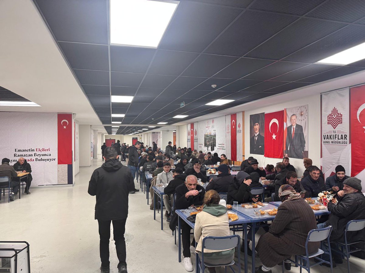 ErzurumVakiflar's tweet photo. 📍 Erzincan Terzibaba Sofrası - Erzincan Mengücek Gazi Eğitim ve Araştırma Hastanesi 

Vakıf geleneğimizin asırlardır yaşattığı paylaşma ruhuyla, iftar programlarımızın 8. gününde de gönül sofralarımızda vatandaşlarımızla bir araya geldik. Aynı ezanla orucumuzu açtık, aynı duaya “âmin” dedik.

Soframıza teşrif eden kıymetli vatandaşlarımıza teşekkür ediyor, birlik ve beraberlik içinde nice sofralarda buluşmayı temenni ediyoruz.

📍 Erzurum - Nene Hatun Sofrası
📍 Erzincan - Terzibaba Sofrası
📍 Bayburt - Dede Korkut Sofrası (Taşhan Bedesten)
📍 Ağrı - Hanibaba Sofrası (Şazeli Kafe Restaurant)
📍 Kars - Harakani Sofrası (İstasyon Camii Kültür ve Taziye Evi)
📍 Iğdır üniversitesi - Karaağaç Kampüsü 
📍 Ardahan - Bingöl lokantası

@muslu24 @VakiflarGM