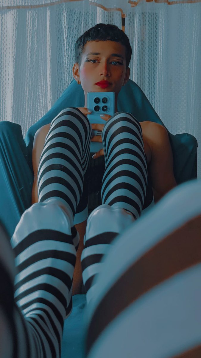 _Josh_Moon_'s tweet photo. Acostadita con mis medias rayadas favoritas... ¿vienes a verme? 
En vivo ya en:
Chaturbate + Stripchat  Link en bio o DM me #Chaturbate #Stripchat #Live #Horny #Alt #PunkGirl #ThighHighStockings #Selfie" https://t.co/GpuW9zaYfa