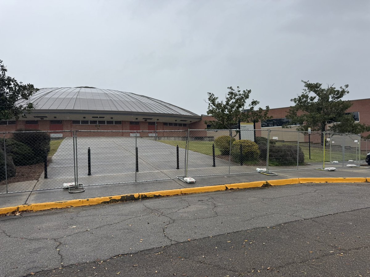 dima_mixon's tweet image. A fence.