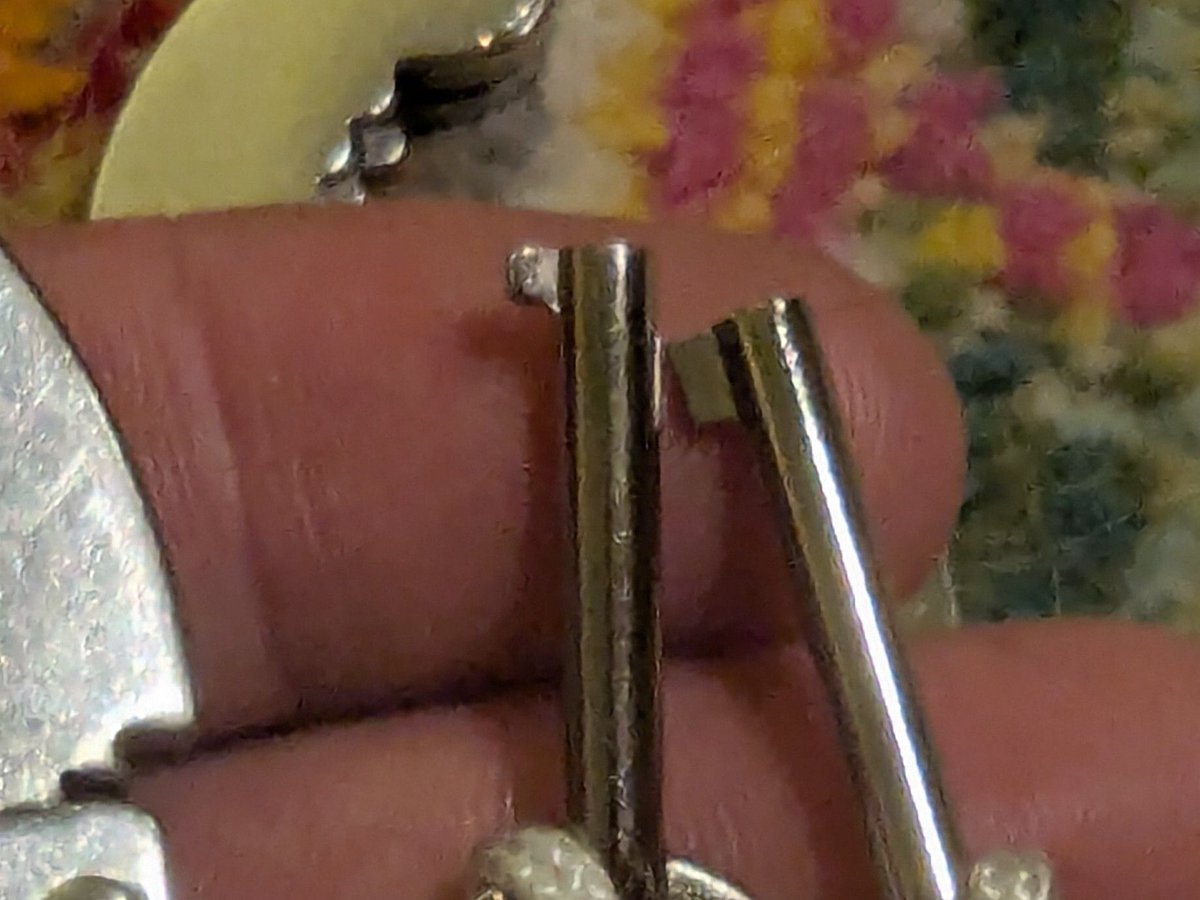 DistLocksport's tweet photo. The Yuil thumb cuffs are _actually_ nice (unlike the other branded and identical-not-branded ones).

➕ Good construction, thin, double pawl, shiny
➖ Non-standard key due to thinness

(Double pawl on thumb cuffs is ✨extra✨, very Yuil)

#locksport https://t.co/qpGujqph3F