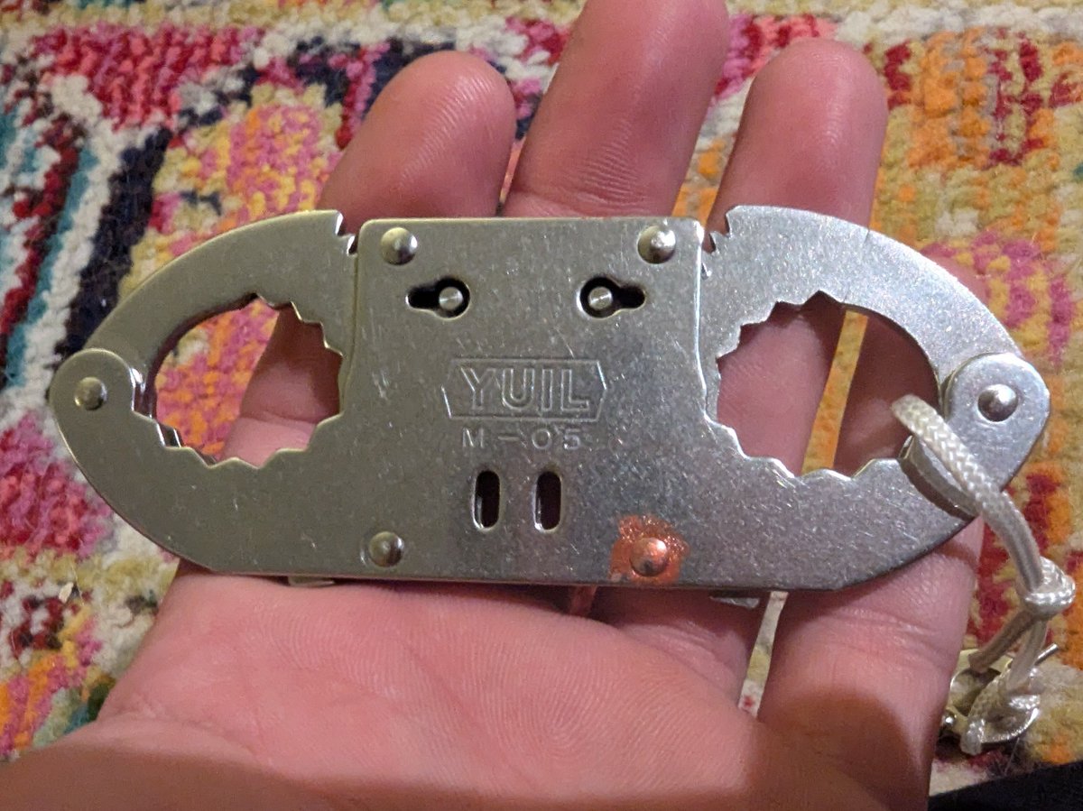 DistLocksport's tweet photo. The Yuil thumb cuffs are _actually_ nice (unlike the other branded and identical-not-branded ones).

➕ Good construction, thin, double pawl, shiny
➖ Non-standard key due to thinness

(Double pawl on thumb cuffs is ✨extra✨, very Yuil)

#locksport https://t.co/qpGujqph3F