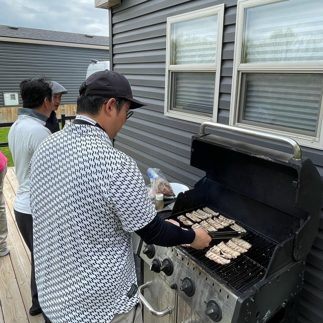 GreatBlueResort's tweet photo. Are you searching for the perfect destination for your annual group golf getaway this summer? Look no further than Bellmere Winds Golf Resort. 📍⛳️

With 18 holes of scenic golf along Rice Lake, all-inclusive amenities, and a fully-equipped resort cottage that includes a BBQ and fire pit, your ultimate group getaway starts here!

➕ Plus, enjoy one round of golf per day and a golf cart included with your booking!

Reserve your Stay N Play booking today by calling ☎️ (905) 468-4141.