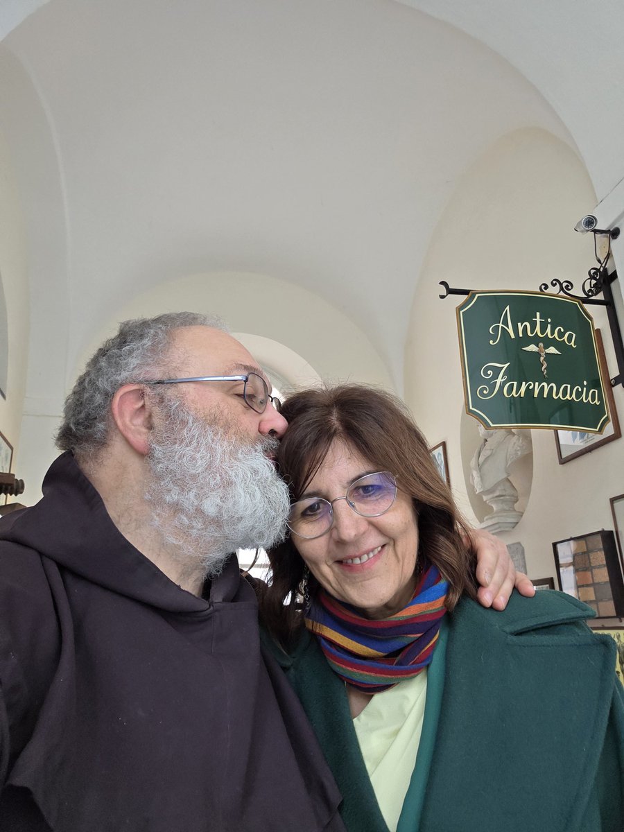 Buonanotte a tutti voi amici carissimi!
Dio vi benedica, vi protegga e vi doni Pace e Salute!
erboristeriadeifrati.it
#fratezio
#erboristeriadeifrati
#anticafarmaciasantanna