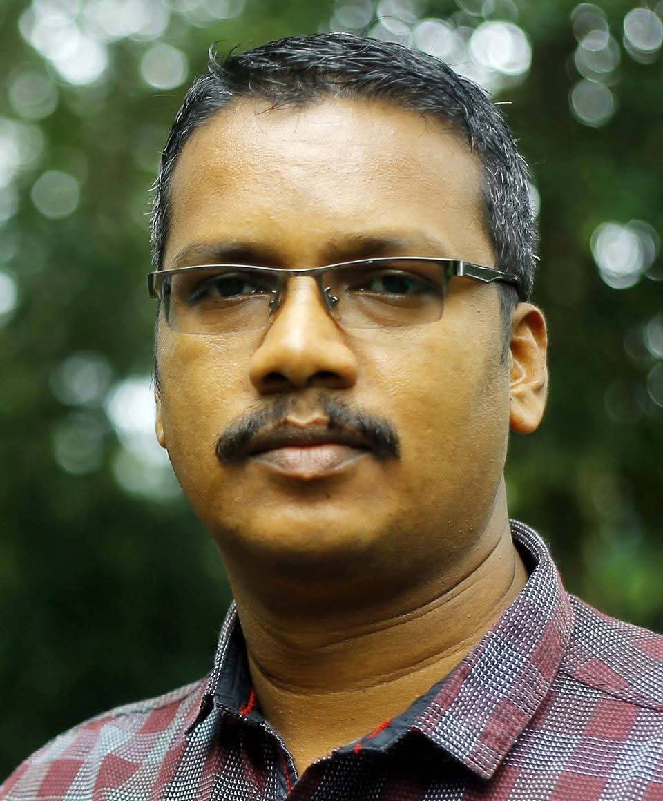 ഇസ്രായേൽ പാർലമെന്റിൽ മോഡി പറഞ്ഞത് ഇന്ത്യക്കാർ മുഴുവൻ ഇസ്രായേലിന്റെ കൂടെയുണ്ടെന്നാണ്. 
രാജ്യത്തെ സാധാരണക്കാരെ വഞ്ചിക്കുന്ന വഞ്ചകന്റെയോ ക്രിമിനൽ സ്റ്റേറ്റ് ആയ ഇസ്രായേലിന്റെയോ കൂടെ 
എസ്. രണനാഥ് എന്ന ഞാൻ ഇല്ല....

#notwith_modi_notwith_israel