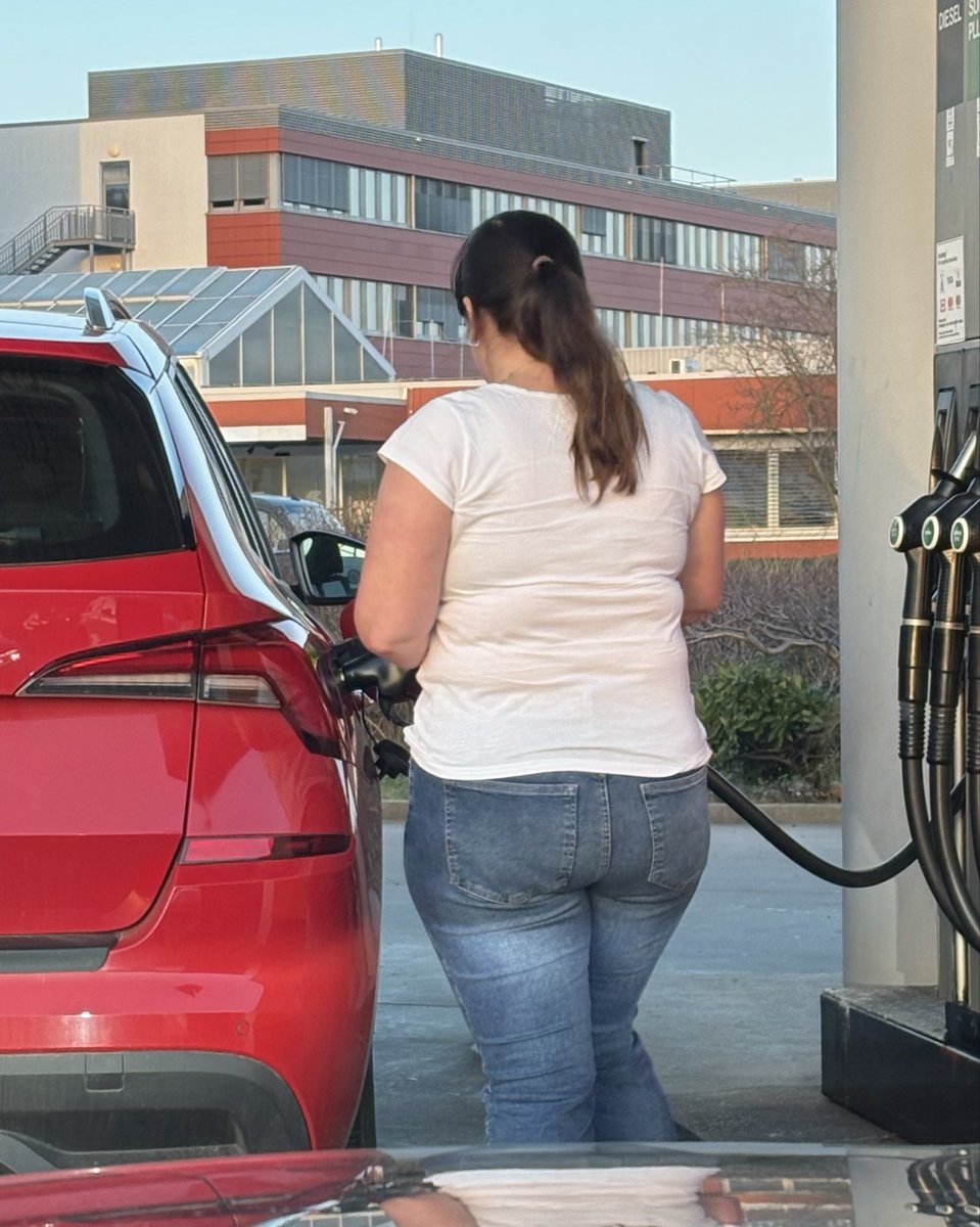 Curvy Arsch in Hilfiger Jeans erwischt