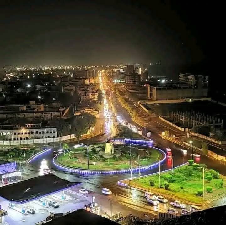 #اليمن بين لحظة التحول واستحقاق الدولة

اليمن اليوم لا يقف عند مفترق طرق عابر، بل أمام لحظة تاريخية فاصلة. سنوات الصراع أرهقت الدولة، وأضعفت الاقتصاد، ومزّقت النسيج الاجتماعي، لكنّها في الوقت نفسه كشفت حقيقة لا يمكن تجاهلها :
 لا مشروع ينجح خارج إطار الدولة الموحدة، ولا استقرار