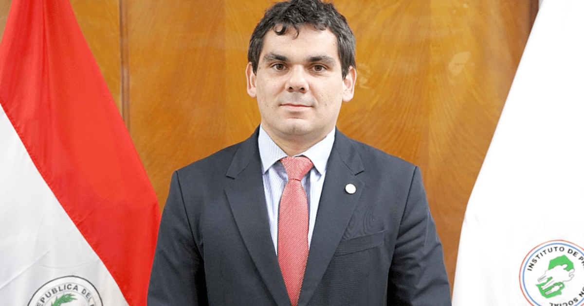 #Politica 🧾🔍 Revisión tributaria golpea al director jurídico del IPS

📌 La DNIT puso la lupa sobre los cobros profesionales de José González, asesor legal del IPS.  

💰 Su patrimonio habría saltado de G. 276 millones a G. 870 millones en apenas 15 meses… y ahora buscan