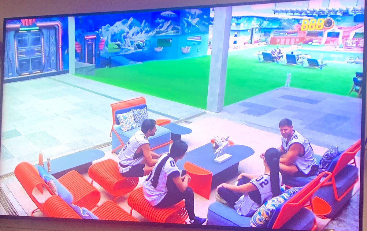 mariliamotta's tweet photo. Gente, é certo quem já fez a prova estar ali no meio dos outros contando como foi tudo?? O Jonas ali ouvindo a Jordana e já traçando toda a estratégia pra ser líder pela quarta vez CONSECUTIVA!! 🤬#BBB26 #provadolíder https://t.co/ljmtC5MvMg