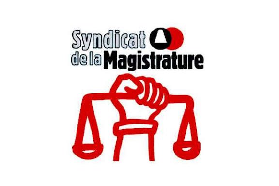 YvesDON's tweet photo. @benjo2626 @CNEWS 🤣😇🇵🇸🐍Cà devait arriver #SyndicatdelaMagistrature #islamisés😂#SAF les prochains La #Justice @ besoin d'1 "Bon Sens" à coup de #ménages réparateurs VS les #rouges & les #blancs qui ne sont que "#désordres ds l'Ordre" #Darmanin😎https://t.co/49VRuOGwV6 https://t.co/cmxSQBIfPC