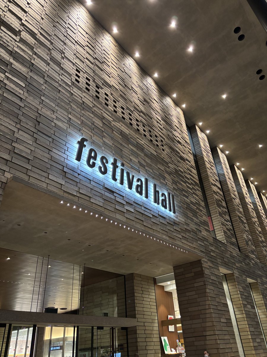 moja2_happy's tweet photo. TM NETWORKのライブ、QUANTUM。大阪2days行って来ましたー！楽しかったー！
久しぶりのフェスティバルホール、音が良いなぁ。あと、ロビーがTMっぽい。勝手にテンション上がった。笑
ああ…私の人生に彼らの音楽があってほんまに良かった。
この2日間と、あと1公演。合計3回も観れるなんて幸せやわ。 https://t.co/fxElyS5Lid