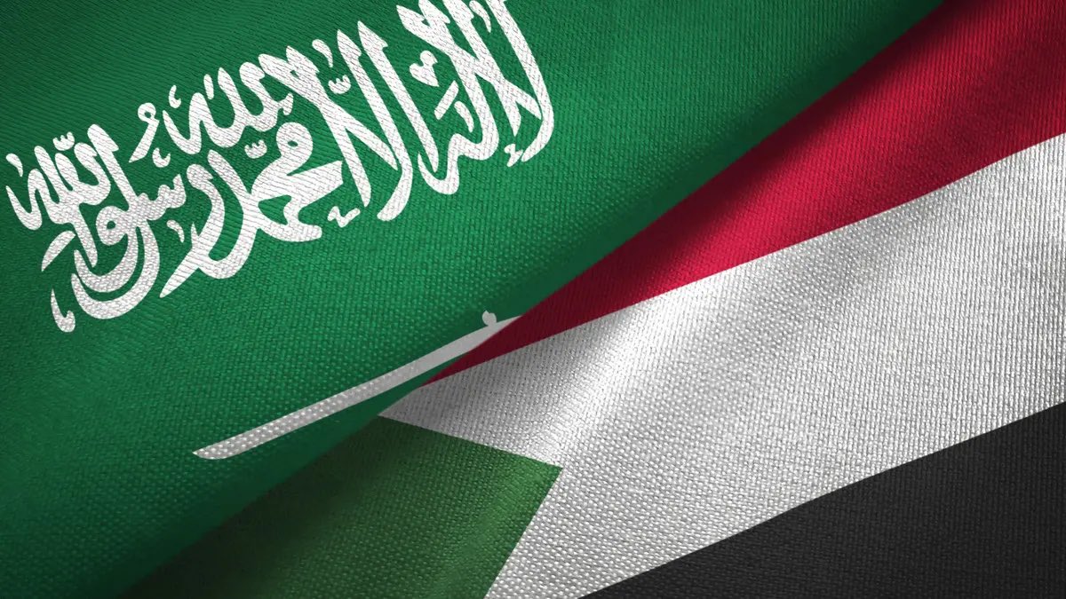 SaudiNews50's tweet photo. المملكة تنتصر للسودان في مجلس حقوق الإنسان بجنيف..

إدانة انتهاكات الدعم السريع والعمل لوقف الحرب:

السعودية منذ اندلاع النزاع في السودان قادت جهودًا دبلوماسية في سبيل حل الأزمة السودانية نتج عنها توقيع طرفي النزاع على إعلان جدة بتاريخ 11 مايو 2023 م.

الهجمات الأخيرة التي شنتها قوات الدعم السريع على مدينة الفاشر، تمثل انتهاكات جسيمة للقانون الدولي الإنساني.

المملكة أكدت إدانتها واستنكارها الشديدين لهذه الانتهاكات.

المملكة تؤكد حرصها على إيقاف الحرب في السودان والحد من كل ما من شأنه تأجيج الصراع وإطالة أمد الحرب وتهديد وحدة السودان واستقراره وأمنه.

المملكة تؤكد التزامها بمواصلة بذل الجهود كافة بما يفضي لإنهاء الأزمة الإنسانية ويرفع المعاناة عن الشعب السوداني الشقيق.

-