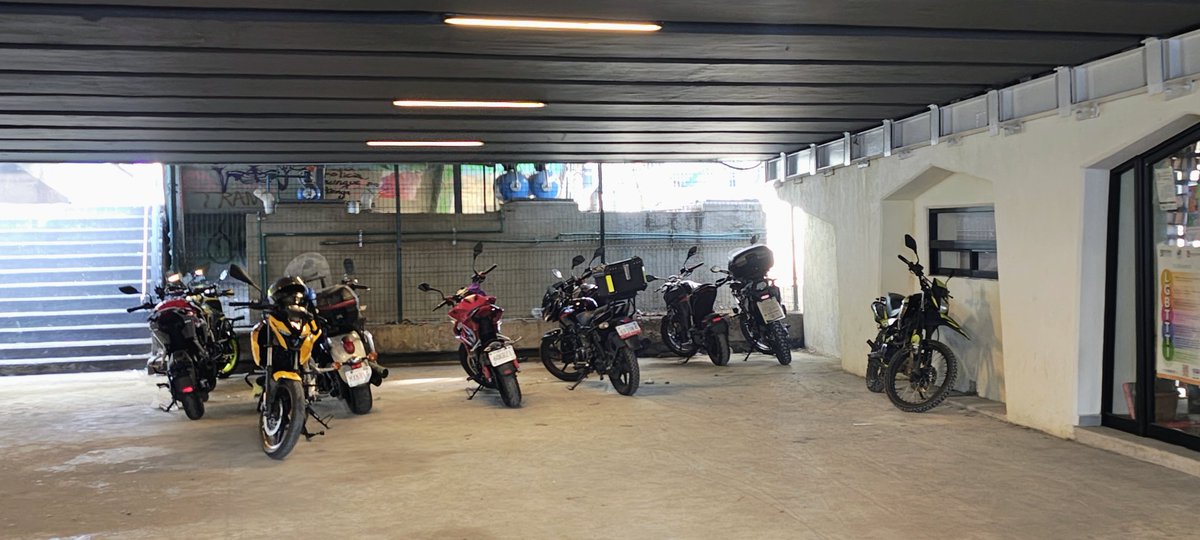 bitlejjuice's tweet photo. Oigan @SSC_CDMX @UCS_GCDMX @OVIALCDMX en que momento se convirtió estacionamiento para motos el bajo puente de la glorieta de insurgentes a un lado de la policía turística y justo abajo de su edificio sede? Podrían mandar quitarlas de favor. https://t.co/0aRgmINrOR