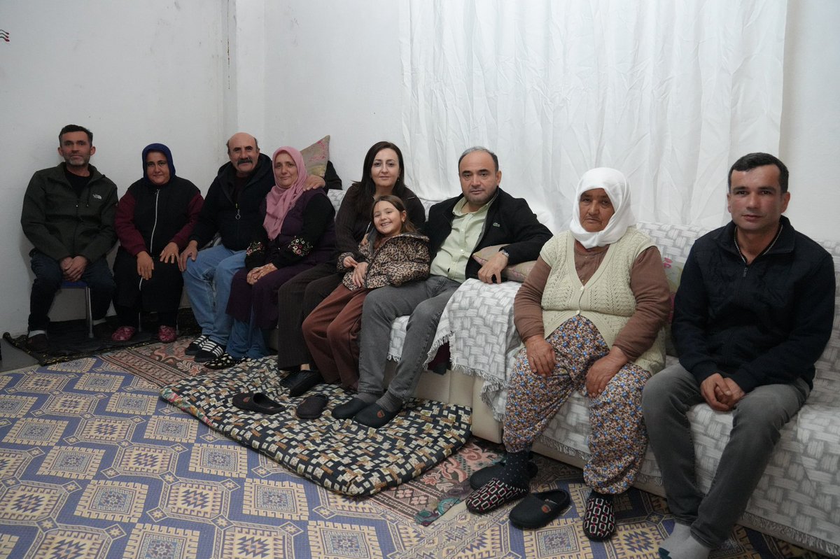 📍 Kadıköy

Ramazan ayının manevi atmosferini paylaşmak amacıyla, belediye personelimiz Ramazan Islıkcı ve kıymetli ailesinin daveti üzerine; eşim Sema Hanım ve kızım Ela ile birlikte iftar sofralarına konuk olduk.

Paylaştığımız lokmanın bereketini, edilen duaların huzurunu hep