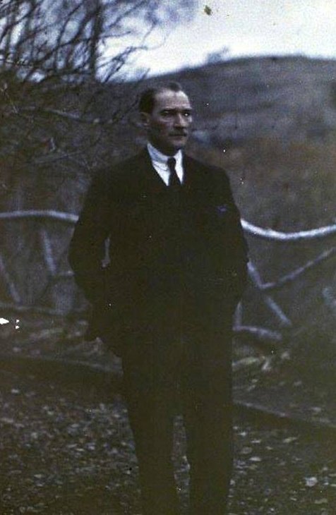 –Sizin Napolyon'a çok muhabbetiniz olduğu sõyleniyor.

–Bu garip rivayet nereden çıktı? Napolyon ve sevkülceyşi (ordu idaresi) hakkında tetkikatta bulundum. Fakat diğer herkes hakkında aynı tetkikatı icra ettim. Sakarya Muharebesi'ni Austerlitz Muharebesi ile kıyas etmek bir