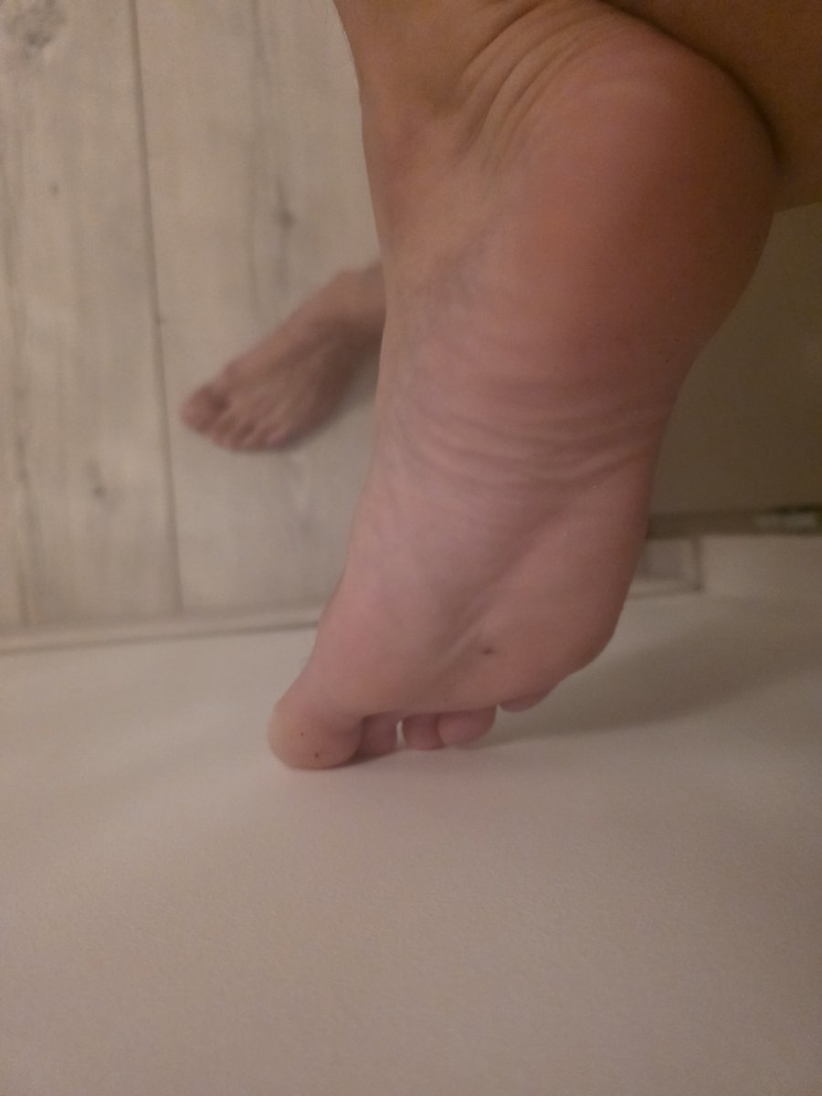 jslft4's tweet photo. Au pieds les chiennes
#cashmeet #feetslave #rtgame #soumis #findom #cashmaster #dirtyfeet #soumis https://t.co/UHpSUSFCQq