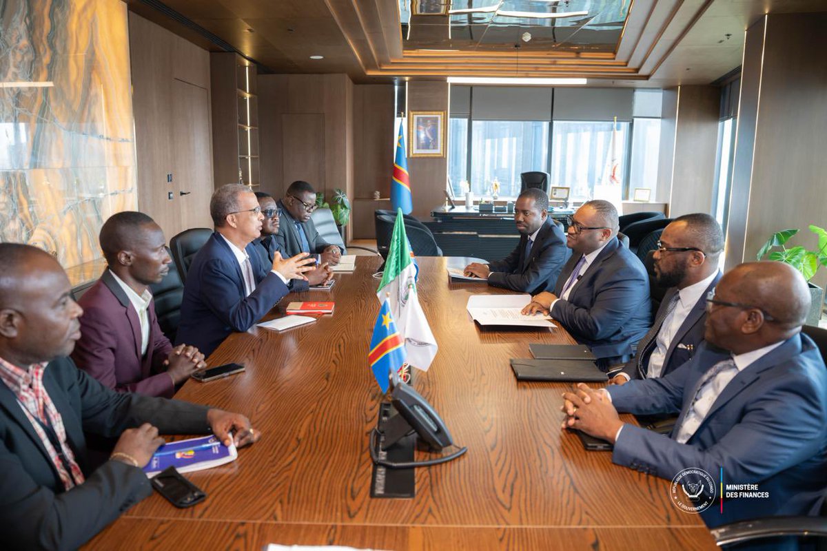 financesrdc's tweet photo. 26.02.2026 | Agriculture et infrastructures : le Gouvernement consolide le Parc Agro-industriel de Ngandajika avec l’appui de la BAD

Le Gouvernement de la République Démocratique du Congo, à travers le Ministère des Finances, a signé avec la Banque africaine de développement (@Groupe_AfDB ) un accord de financement de 155 millions USD en appui au Projet de renforcement de la connectivité au Parc Agro-industriel de Ngandajika, troisième volet du Programme de Transformation Agricole.

À cette occasion, le Ministre des Finances, Doudou Fwamba Likunde Li-Botayi, a souligné que la connectivité constitue l’enjeu central pour valoriser durablement le potentiel agricole et intégrer les producteurs aux marchés locaux et régionaux.

Le projet vise notamment l’amélioration des axes Lukalaba–Ngandajika et Nkuadi–Ngandajika–Parc, le désenclavement de la zone, la réduction des coûts de transport, la fluidification des échanges et la création d’emplois, en particulier pour les jeunes et les femmes.

Cette signature s’inscrit dans le Plan d’action du Gouvernement conduit par SEM Judith Suminwa Tuluka, Première Ministre, Cheffe du Gouvernement, et dans la vision de Son Excellence Monsieur le Président de la République, Félix Antoine Tshisekedi Tshilombo, faisant de l’agriculture un levier stratégique de diversification économique et de sécurité alimentaire.