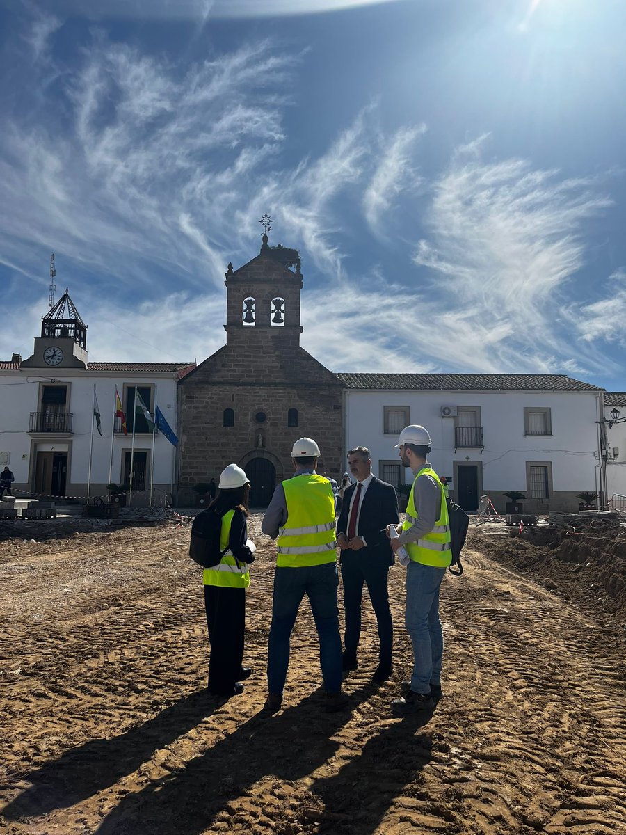 dipujaen's tweet photo. 🏗️ MEJORA DE INFRAESTRUCTURA EN GUARROMÁN 

La Diputación colabora en la ejecución de las obras de mejora del casco histórico de #Guarromán
 
@luis_agea ha visitado estas intervenciones que cuentan con una inversión superior a los 2,9 millones de euros financiados con fondos Next Generation EU del Gobierno de España

Más en https://t.co/KZ55G6FjaC