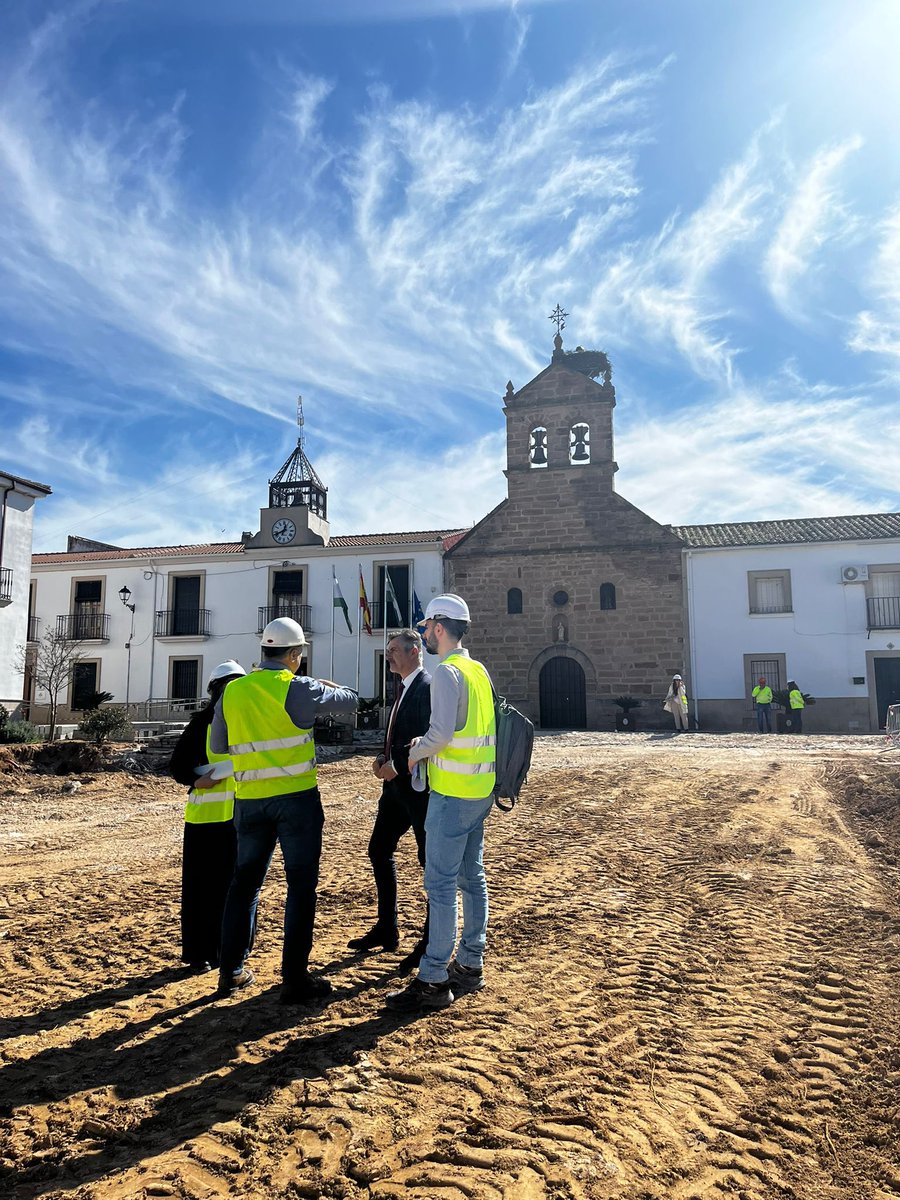 dipujaen's tweet photo. 🏗️ MEJORA DE INFRAESTRUCTURA EN GUARROMÁN 

La Diputación colabora en la ejecución de las obras de mejora del casco histórico de #Guarromán
 
@luis_agea ha visitado estas intervenciones que cuentan con una inversión superior a los 2,9 millones de euros financiados con fondos Next Generation EU del Gobierno de España

Más en https://t.co/KZ55G6FjaC