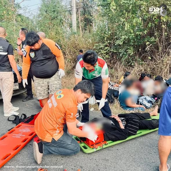 ปิดไม่มิด! กระบะขนแรงงานเถื่อน 60 ชีวิต หนีตำรวจทางหลวง พลิกคว่ำเทกระจาดเจ็บระนาว... ดูเพิ่มเติม