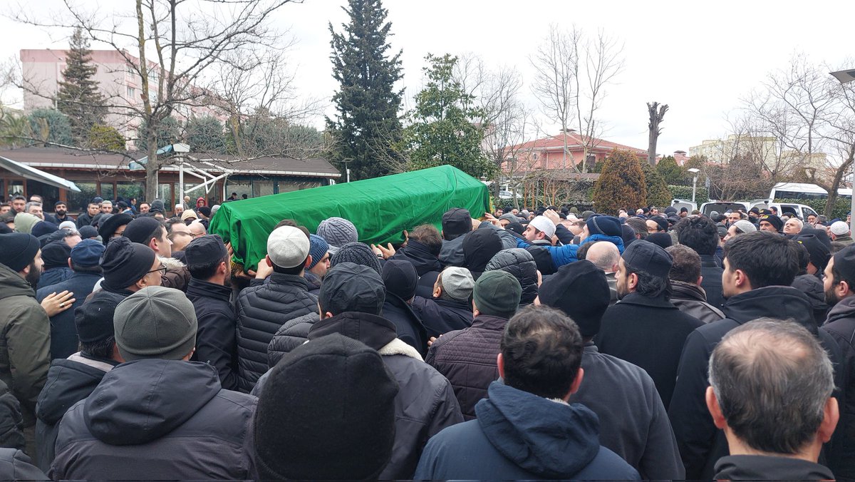 alitufekcii's tweet photo. Bizi ağlattı kendi gülerek gitti. 

Gördüğüm o tebessümlü yüzü unutmayacağım. 

Cenazesi doldu, taştı. Ne çok seveni varmış.

Çok istiyordu, duası kabul oldu, nasibi açıldı. Bünyamin Ekmen ağabey Eyüpsultan'da Kaşgari Dergahı eşiğine defnedildi.

Hayat hayal... Ruhuna bir Fatiha https://t.co/Wtbju195TI