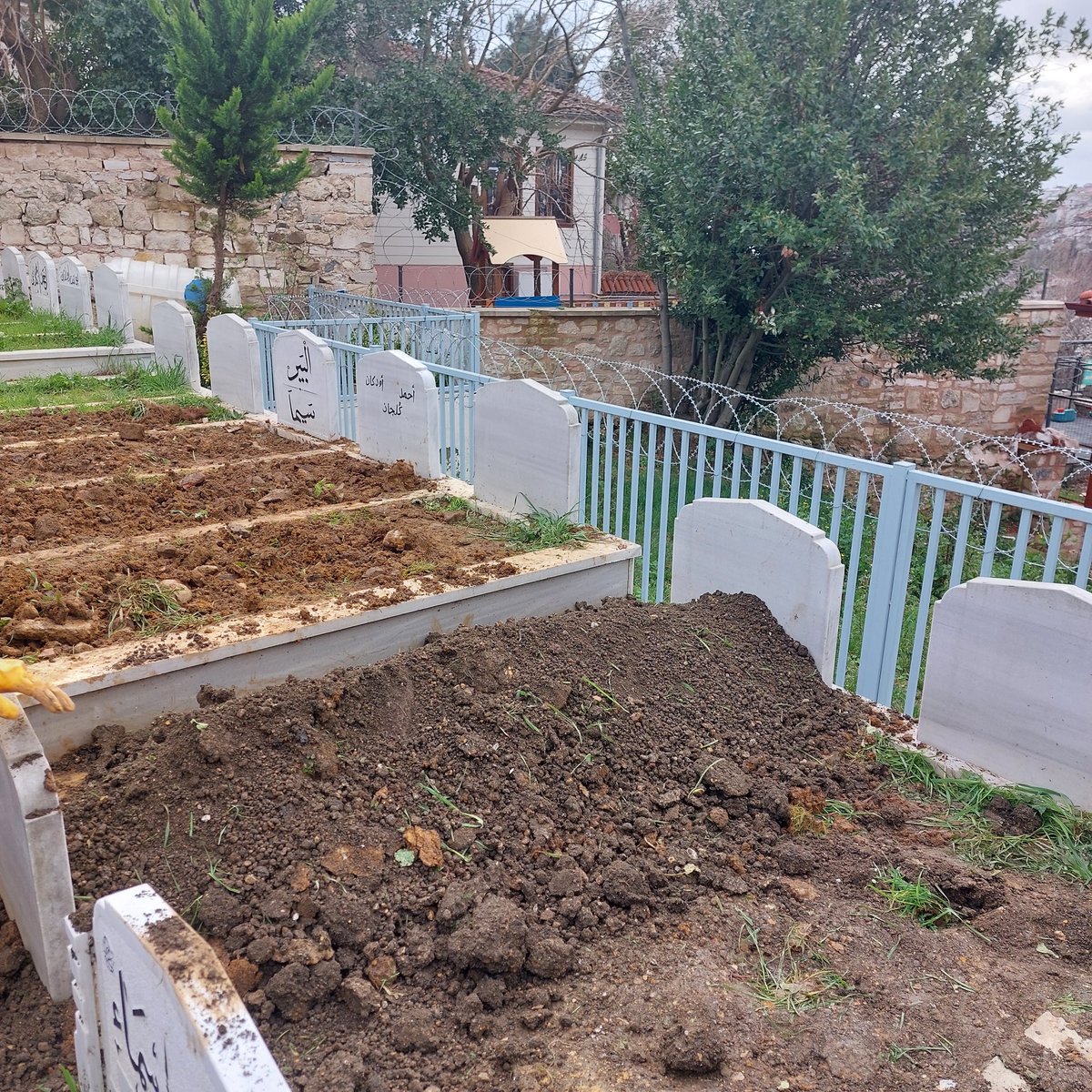 alitufekcii's tweet photo. Bizi ağlattı kendi gülerek gitti. 

Gördüğüm o tebessümlü yüzü unutmayacağım. 

Cenazesi doldu, taştı. Ne çok seveni varmış.

Çok istiyordu, duası kabul oldu, nasibi açıldı. Bünyamin Ekmen ağabey Eyüpsultan'da Kaşgari Dergahı eşiğine defnedildi.

Hayat hayal... Ruhuna bir Fatiha https://t.co/Wtbju195TI