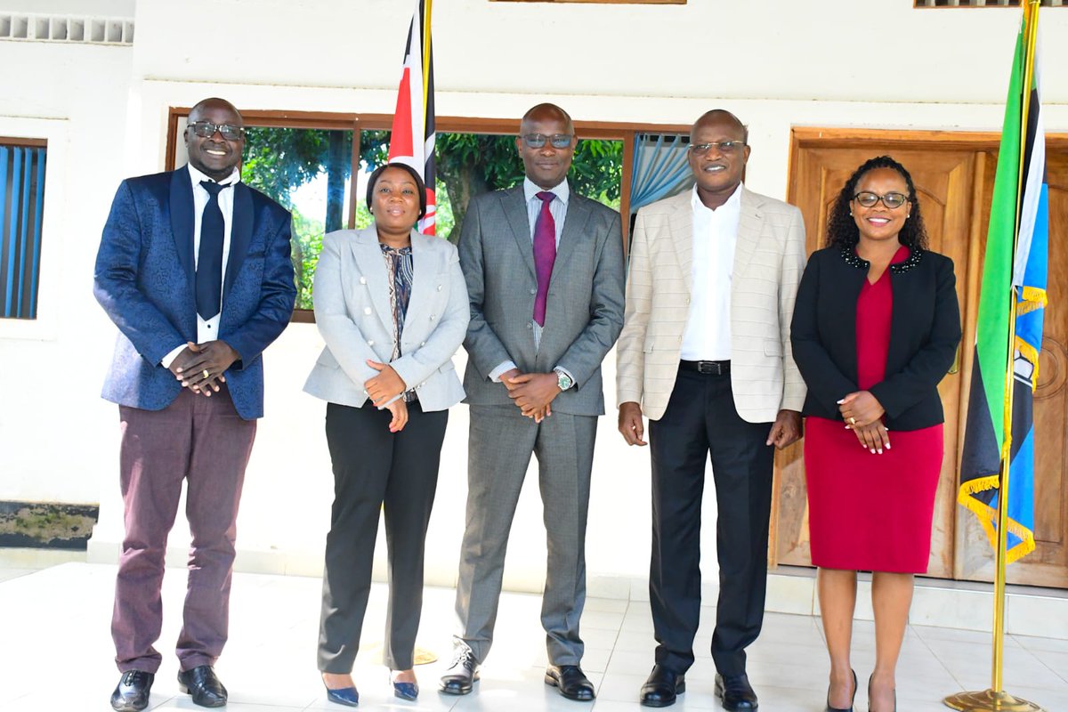 Kemsa_Kenya's tweet photo. KEMSA CEO Dr. @WEjersa  accompanied by Director of Commercial Services Eliud Muriithi led a strategic tour of Western Kenya to strengthen county partnerships and enhance delivery of affordable quality health products. #CountyPartnerships #SupplyChain https://t.co/Q3yboWvgiE