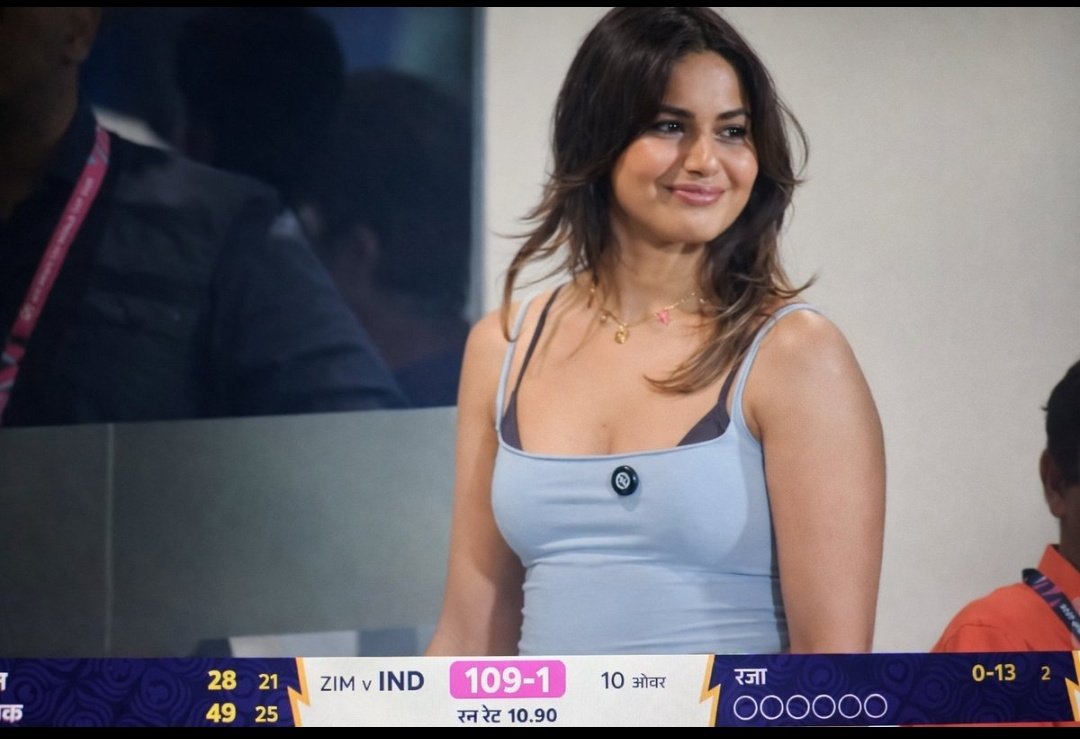 Manvendra__17's tweet photo. HARDIK Pandya new girlfriend came to cheer for Hardik in today game vs Zimbabwe https://t.co/j8lyHhMe3w