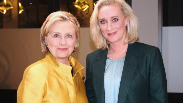 Ach gut. #Eva laat haar budy Tom van het Einde blaten over hoe zielig de Clintons zijn. 

Bill wordt zelfs gebagatelliseert tot slechts een "viespeuk" en Hillary als een lief oud vrouwtje met Rutteriaans geheugenverlies.

Het is tranentrekkend. Het enige wat ontbrak was een