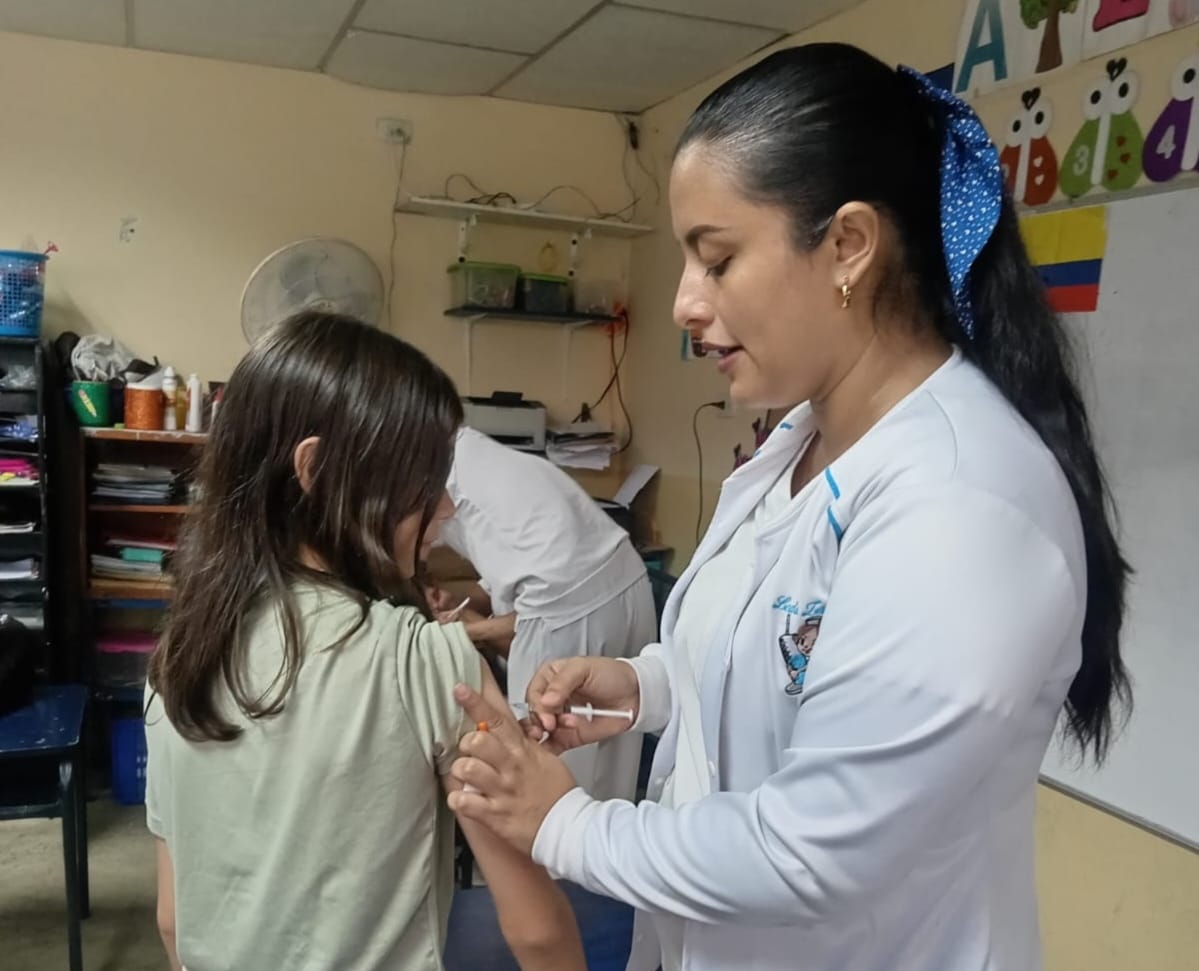 Salud_Guayas's tweet photo. #MSPEnTerritorio I En el marco de la campaña de vacunación #PuestaAlDía contra el sarampión, personal del Centro de @Salud_Ec #Rumiñahui, socializan e inmunizan a estudiantes de la Unidad Educativa #RanulfoRodríguez. https://t.co/Gs8n3Bif0I