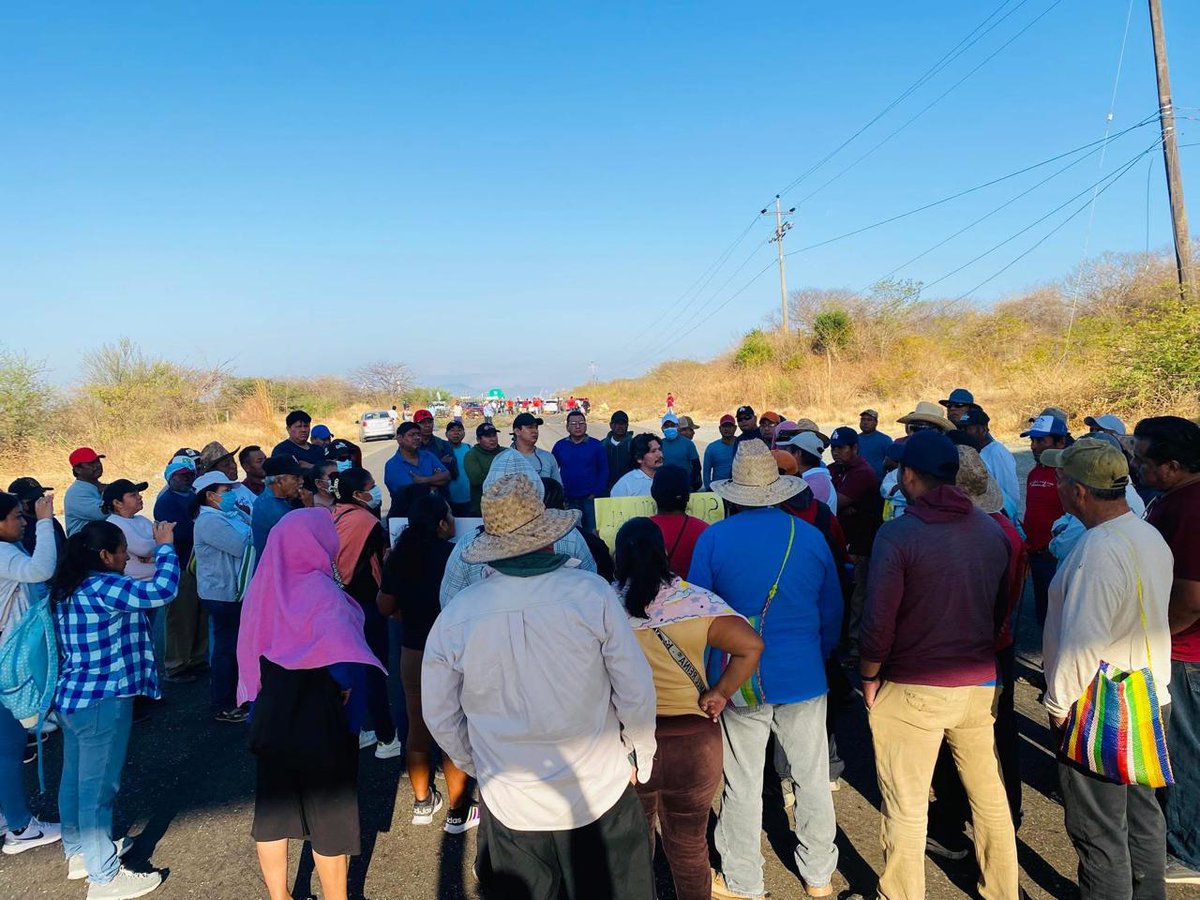 🚨 BLOQUEO TOTAL en la 190 Panamericana 🚧

Habitantes de San Dionisio del Mar tomaron la desviación a Cazadero para exigir la salida de docentes del CECyTE 26. El cierre afecta la conexión entre Oaxaca y Chiapas y mantiene varados a transportistas y viajeros. ⚠️

La tensión