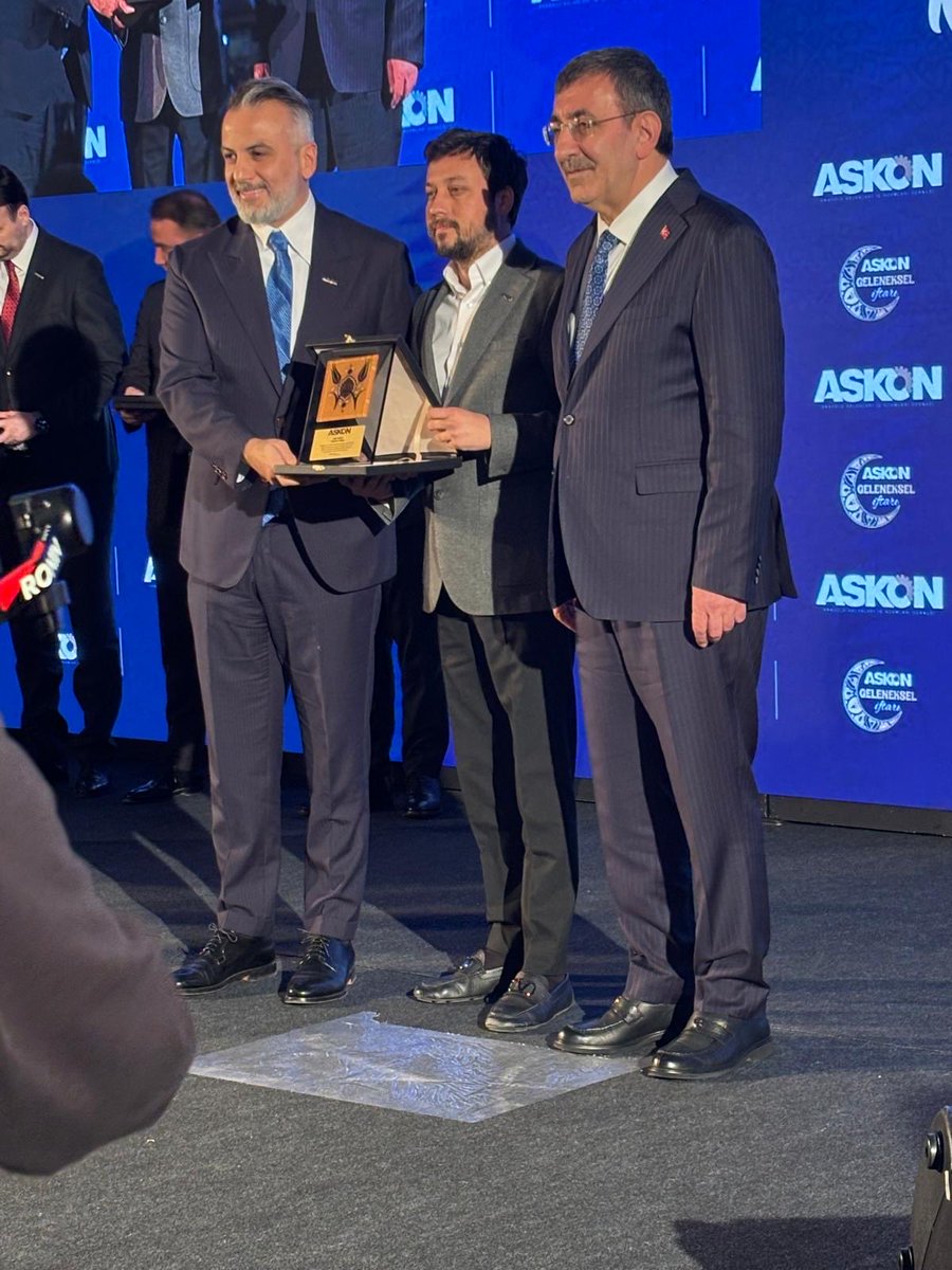 #Askon Anadolu aslanları başkanı sn Orhan aydın ve cumhurbaşkanı yardımcımız sayın Cevdet yılmaz dan , Doğanlar holding adına verilen plaketimizi,
Yk üyemiz sn Ogün Doğan tarafından aldık. ⁦⁦<a href="/_cevdetyilmaz/">Cevdet Yılmaz</a>⁩
⁦<a href="/orhanaydin/">Orhan AYDIN</a>⁩ ⁦<a href="/ASKON/">ASKON 🇹🇷</a>⁩ ⁦<a href="/doganlarholding/">Doğanlar Holding</a>⁩