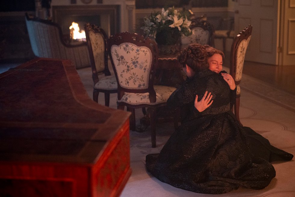 NoContxtBton's tweet image. NEW still of Francesca Stirling and Violet Bridgerton from #Bridgerton Season 4