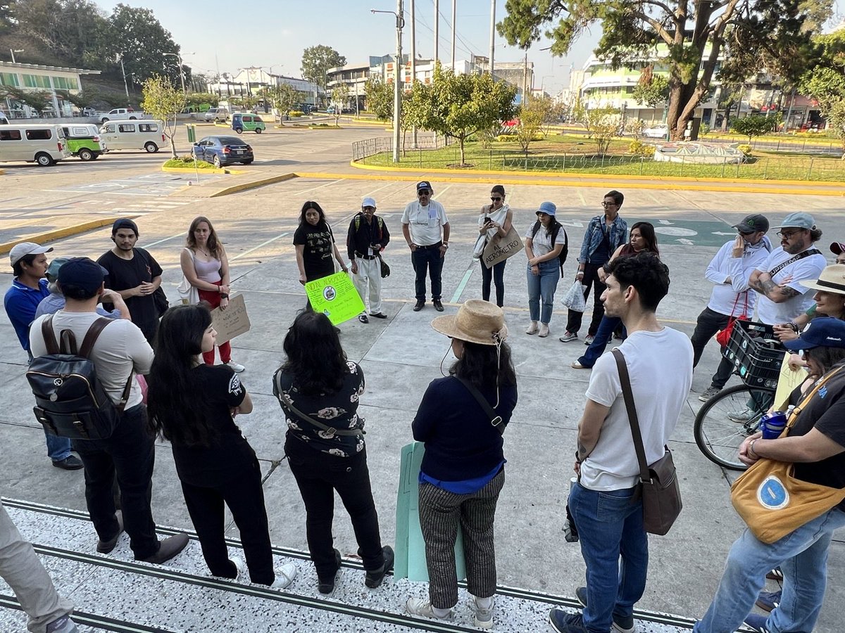 vecinosinfogt's tweet photo. @EstJimTab @Ticajima @udarthjokerr Se multiplicaron los panes entonces en esta foto o tu mano tiene 20 dedos? 😂 https://t.co/NdC2Qn37Yw