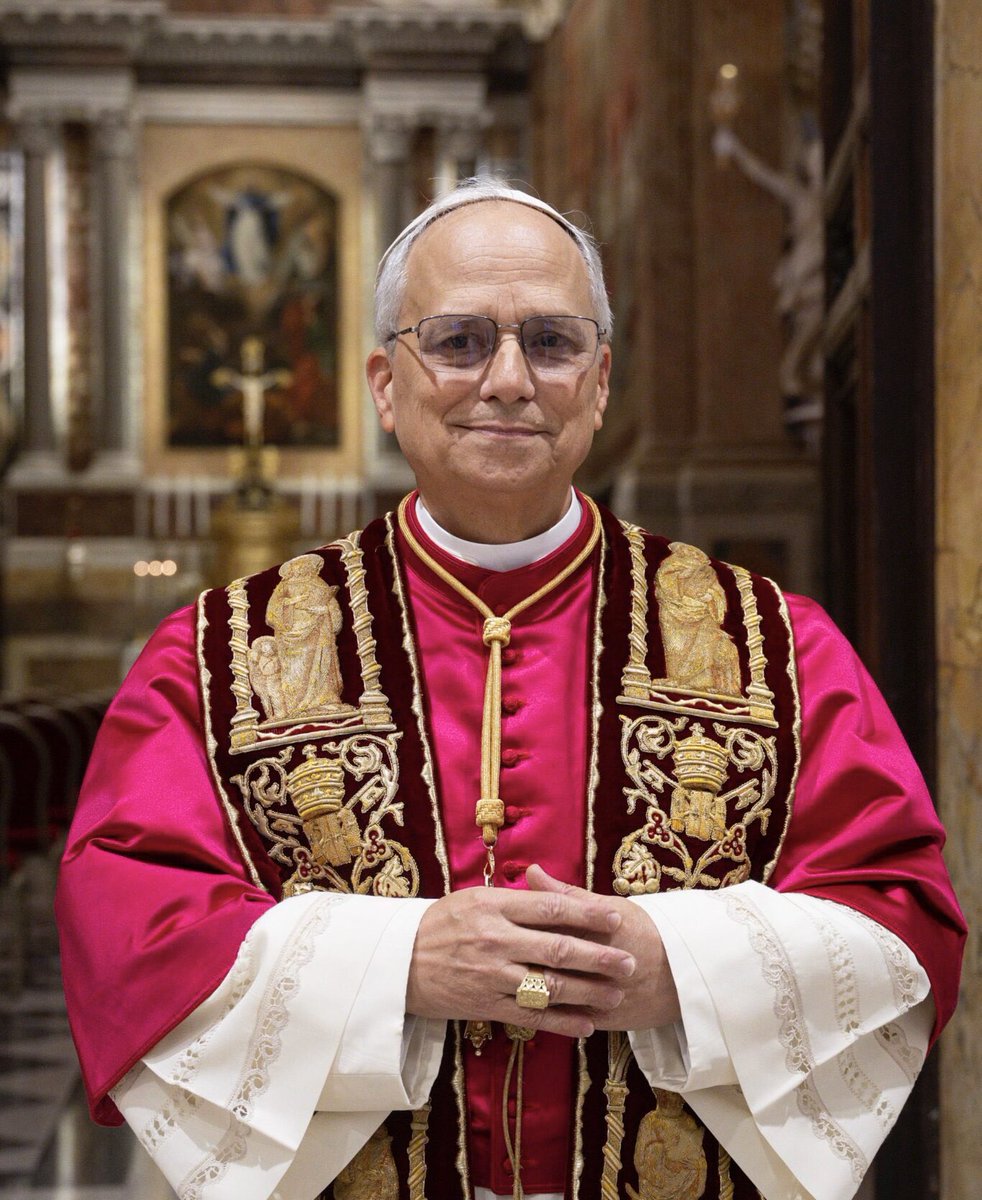 FrenchRapUS's tweet photo. 🚨 ALERTE ! 

LE PAPE LÉON X APPELLE LES PRÊTRES À NE PLUS UTILISER CHATGPT POUR RÉDIGER LEURS SERMONS ❌

Ils leur conseillent de faire davantage appel à leur intelligence. https://t.co/c9WMZJpnkw