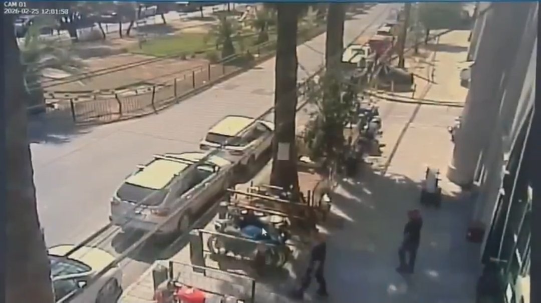 Que se hayan fugado dos reos vestidos de gendarme, cuesta creer que simplemente porque iban así vestidos le abrieron la puerta y salieron.
Pone de manifiesto la crisis en Gendarmería y que el gobierno no fue capaz de enfrentar