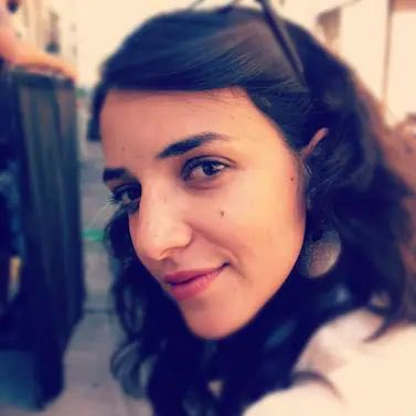 TFilastin's tweet photo. En Israël, quand l'extrême droite frappe à la porte des journalistes
C'est une scène qui aurait pu se dérouler dans n'importe quelle démocratie en voie d'effondrement. Une femme chez elle, a
Tel-Aviv. Son mari qui couche leur fils de 5 ans.
Et dehors, un mégaphone qui crache des insultes. Ce n'est pas une fiction. C'est la réalité d'Israël en février 2026, et c'est un signal qu'on ne peut plus ignorer.
Lucy Aharish, journaliste arabe israélienne de la chaîne 13, pionnière de l'information télévisée puisqu'elle fut en 2007 la première Arabe à présenter le journal sur une grande chaîne hébraïque, est devenue en l'espace d'une semaine le symbole d'un pays où la liberté de la presse se fracasse contre les murs de la complaisance du pouvoir. En cinq jours, du 19 au 25 février 2026, des militants d'extrême droite se sont présentés à quatre reprises devant son son immeuble, mégaphone à la main, proférant des menaces, caillassant un photographe de Haaretz présent sur place, scandant "Inshallah que tu fasses un infarctus" ou encore "Laissez l'armée vaincre, mort aux Arabes.
Tout a commencé par des mots, les siens. Le ler février, Lucy Aharish prend la parole sur son plateau pour défendre la colère des citoyens arabes d'Israël face à l'explosion de la criminalité dans leurs communautés, un fléau qui a coûté la vie à des centaines de personnes ces dernières années dans l'indifférence quasi-totale du gouvernement. Elle dit que la vie des Arabes et des Juifs n'a pas la même valeur dans ce pays. Elle dit que lors des prochaines élections, les citoyens arabes iront "en masse aux urnes" pour changer les choses. Elle ajoute "Inshallah." C'est ce mot-là, peut-être, qui a mis le feu aux poudres.
Le soir du 21 février, Mordechai David, militant d'extrême droite déjà condamné en 2021 pour tentative d'incendie criminel, et Rami Ben-Yehuda, membre du Likoud, pénètrent dans le hall de son immeuble. Tsahi Halevi, mari d'Aharish et acteur connu notamment pour son rôle dans la série Fauda, lui fait face. "Vous êtes venu chez moi. Où voulez-vous en venir ?" demande-t-il, filmé. Halevi n'est pas n'importe qui dans Israël : il a servi des centaines de jours en réserve depuis le 7 octobre 2023, s'est précipité dans les communautés frontalières lors de l'attaque du Hamas et est crédité d'avoir sauvé des dizaines de vies. Cela n'a pas empêché le couple d'être harcelé au supermarché la semaine précédente, quand deux individus s'en sont pris à Halevi avec leur fils dans les bras : "On ne comprend pas comment vous avez le droit de vivre dans ce quartier."
David et Ben-Yehuda sont interpellés, relâchés quelques heures plus tard sous conditions : interdiction d'approcher Aharish pendant quatorze jours. Résultat ? Mardi, puis mercredi, d'autres activistes reviennent. Encore plus nombreux. Une vingtaine mercredi soir. "C'est la quatrième fois et ça ne s'arrêtera pas là", lance l'un d'eux, face caméra, en reprenant lui-même le mot "Inshallah" comme une provocation. Le lendemain de la première intrusion, Aharish parle. Elle s'adresse directement à Benjamin Nétanyahou face caméra, dans une allocution télévisée qui restera dans les mémoires : "Ce sont vos sbires. Tant que vous ne rappellerez pas vos sbires, vous êtes le chef de cette meute. Un jour, ils viendront à votre porte." Elle évoque aussi "le balcon de la place Sion", en référence au discours de Nétanyahou en 1995 lors d'un rassemblement de droite à Jérusalem, un mois avant l'assassinat du Premier ministre Yitzhak Rabin par un extrémiste juif. La comparaison est cinglante. Elle n'est pas anodine dans un pays qui n'a jamais vraiment soldé ce traumatisme. Et elle pose une question que personne au sommet de l'État ne semble vouloir entendre : jusqu'où ?
Car ce qui rend ce cas particulièrement révoltant, c'est le soutien politique dont bénéficient ces activistes.