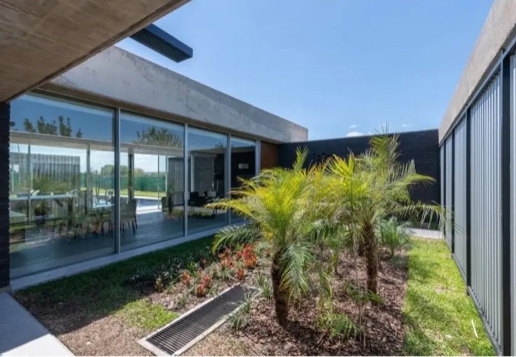 Es la Casa de una Maestra que gana $700 mil en Córdoba y el esposo es Cómico, Hace las Temporadas en un Teatro de Congreso.🤷‍♂️✌️