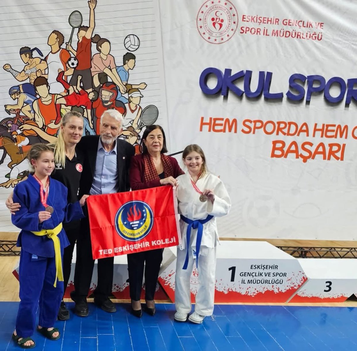 Bugün ilimiz Şehit Anıl Gül Spor Salonu’na Küçükler Judo Müsabakalarına torununu izlemeye gelen Eskişehir Chp Millet vekilimiz Sayın Jale Nur SÜLLÜ teşrif etmiştir.Judo branşımız hakkında kendisini bilgilendirdiğimiz vekilimize katılımları için teşekkür ederiz <a href="/jalenursullu/">Dr. Jale Nur Süllü</a>