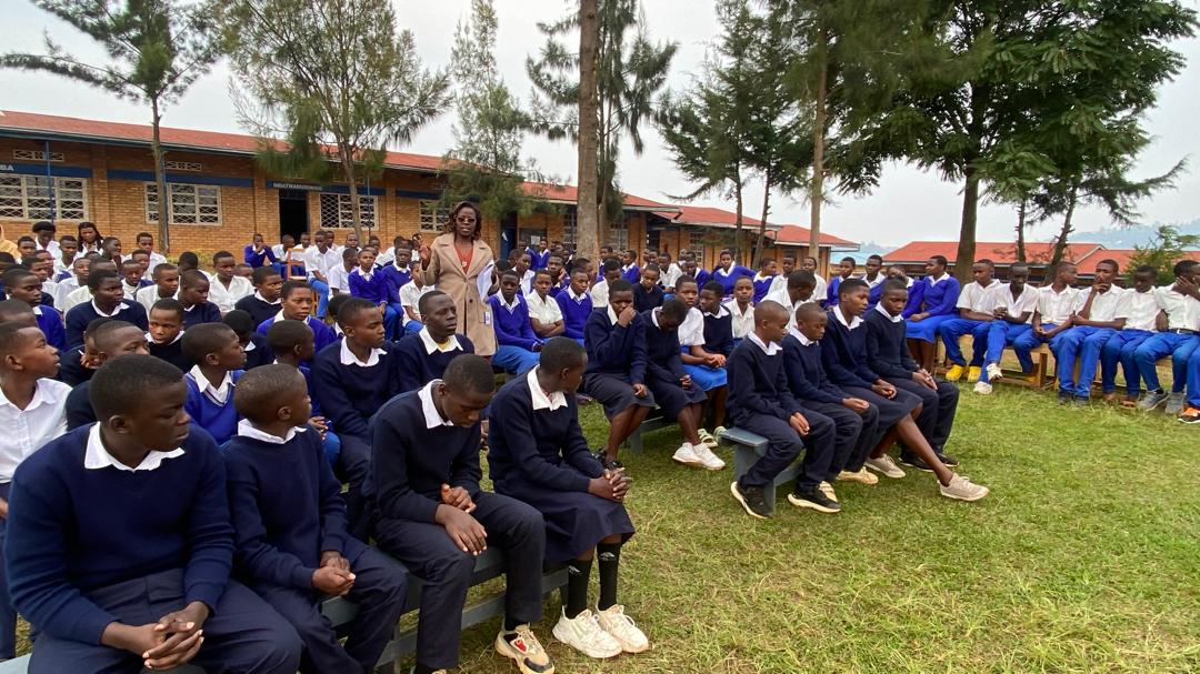 RwandaOmbudsman's tweet photo. Uyu munsi,Urwego rw’Umuvunyi rwagiranye ibiganiro n’abanyeshuri 1,663 bo mu mashuli yisumbuye mu bigo bya #GSBYUMBA EAR ,#GSBYUMBA Catholic,#GSNDBCBYUMBA ,#CPEC Staint Babeth na #GICUMBI TSS muri @GicumbiDistrict bitoza abakiri bato gukumira no kurwanya ruswa #RwOX #RuswaOya https://t.co/XLAwzkLsqf