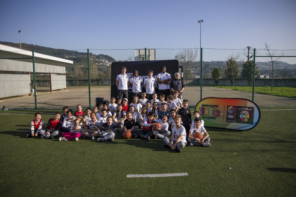 Uma tarde muito especial 🫶

Os atletas António Mendes, Jaxson Baker, João Costa e Malique Jacobs visitaram a Escola Básica dos 2.º e 3.º ciclos Gil Vicente, em Urgezes, para alegrar a tarde dos mais pequenos e para partilhar a magia do #BasquetebolVSC e do Minibasquete 3x3 nas