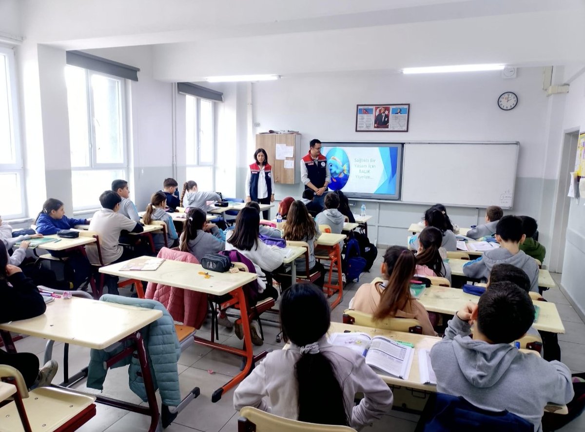 📍Çorlu Şahinler Ortaokulu

Sağlıklı Yaşam İçin Balık 🐟 Yemeliyiz
📌Geleceğimiz olan çocuklarımıza;
 
🐟Balık ⤵️
✅  tüketiminin önemini
✅  besleyici özelliklerini anlattık. 

🛟💪Sağlıklı, Zeki ve Güçlü Nesiller için, 
"Haftada En Az 2⃣ Kez Balık Tüket"